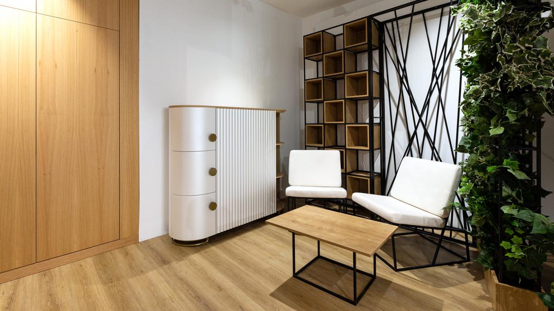 Modernes Interior mit T-DESIGN Kommode und LOFT-Möbeln Die individuell gestaltete T-DESIGN Kommode fügt sich harmonisch in dieses moderne Interior ein. Gefräste Fronten, natürliche Eichendetails und dezente Farben verleihen ihr eine elegante Ausstrahlung. Ergänzt wird das Ensemble durch Möbel der TorTer LOFT Kollektion, die ein stilvolles und funktionales Gesamtbild schaffen.